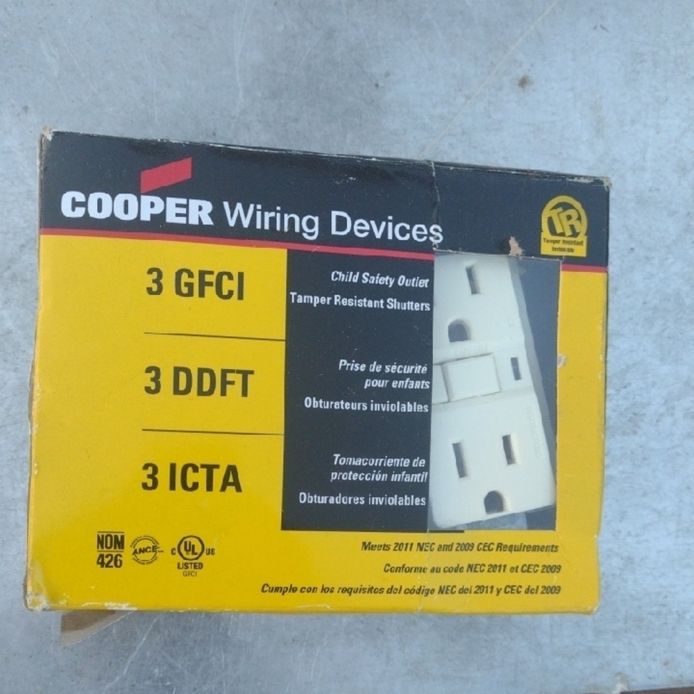 Wiring Devices Electrical Outlet Set - White NWT